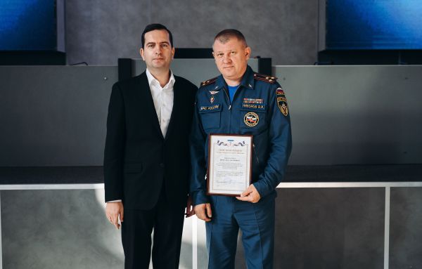 Глава округа Андрей Булгаков вручил почётную грамоту и благодарственные письма сотрудникам, потушившим пожар на 1-м Советском переулке