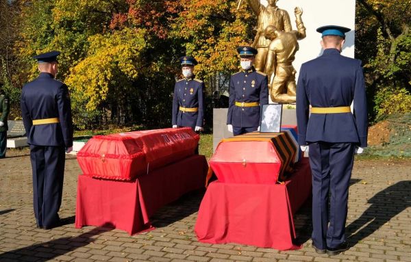 Церемония перезахоронения останков советских солдат Сергея Тюрина и неизвестного бойца