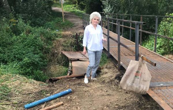 Депутат Совета Марина Лютикова ознакомилась с ходом работ по восстановлению пешеходного моста в микрорайоне Хомутово
