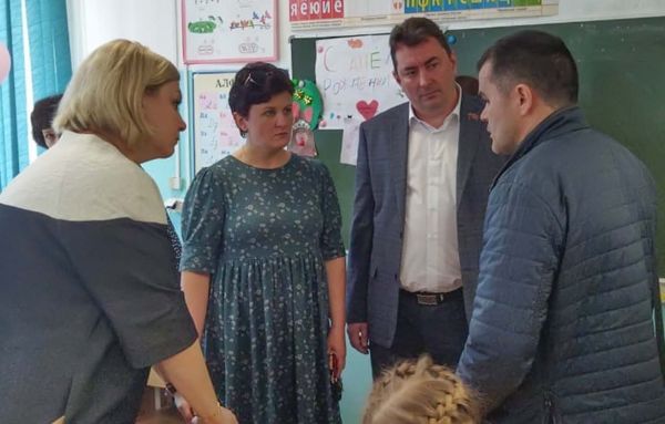 Депутат Совета Павел Жуков посетил школу N 19 в Медвежьих озерах