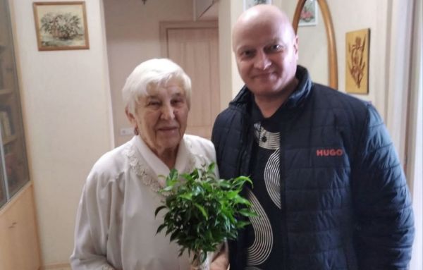 Депутат Олег Антонов поздравил жительницу Щёлкова с 90-летним юбилеем