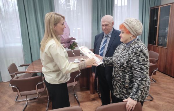 Председатель Совета депутатов Мария Тарасова поздравила пару из Щёлкова с юбилеем совместной жизни