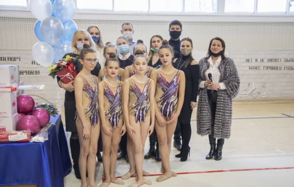 Председатель Совета депутатов Елена Мокринская вручила комплекты спортивного инвентаря для занятий художественной гимнастикой