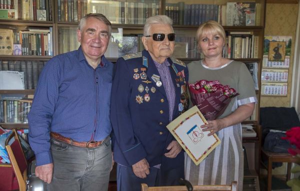 Поздравить Головина Бориса Ивановича с 95-летием приехала председатель Совета Елена Мокринская и депутат Владимир Иванович Козлов. 