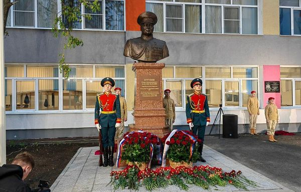 Памятник Герою России, генерал-лейтенанту Роману Кутузову торжественно открыли в Мариуполе