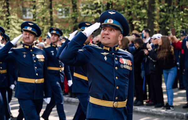 Военный парад в честь Дня Победы состоялся в микрорайоне Чкаловский