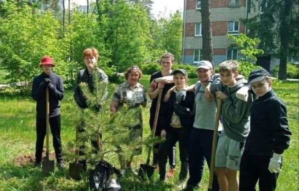 Депутат городского Совета Нина Егоркина приняла участие в посадке деревьев вместе с учениками школы №24
