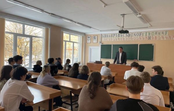 Депутат Павел Жуков провёл урок на тему «Точки роста IT бизнеса в России» в школе № 10
