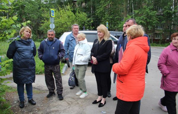 Председатель Совета депутатов Мария Тарасова встретилась с жителями дома 11А по улице Полевая