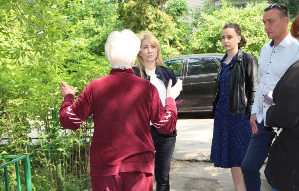 Председатель Совета депутатов Мария Тарасова встретилась с жителями улицы Полевой, 16