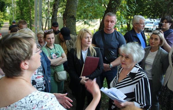 Председатель Совета депутатов Мария Тарасова совместно с коллегами по депутатскому корпусу провели встречу с активистами микрорайона Солнечный