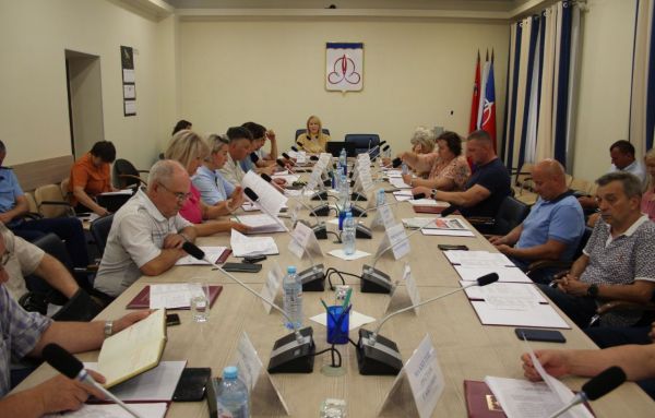 Сегодня состоялось внеочередное заседание Совета депутатов под председательством Марии Тарасовой 