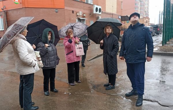 Депутаты встретились с жителями ул. Насосного завода по вопросу работы управляющей компании