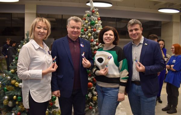 Депутаты окунулись в тёплые детские воспоминания, поучаствовав в росписи новогодних игрушек
