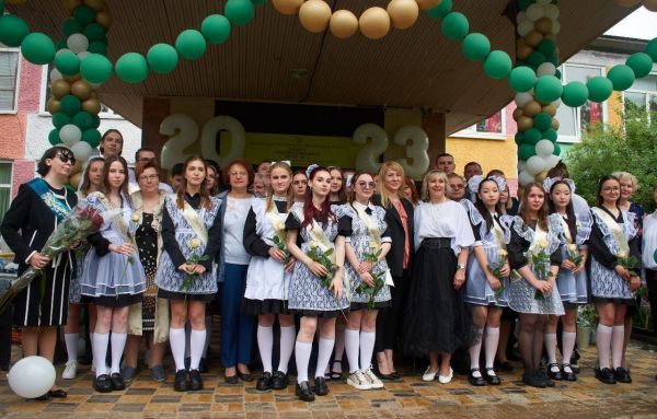Председатель Совета депутатов Мария Тарасова поздравила выпускников щёлковской школы № 3 с праздником последнего звонка