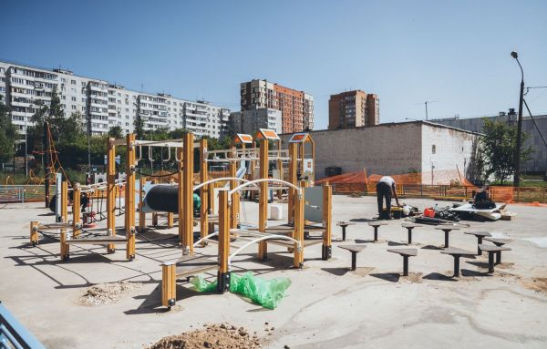 Большая детская площадка, которая возводится по программе Губернатора во дворе дома №12 на Пролетарском проспекте, почти готова