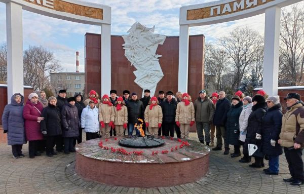 В годовщину контрнаступления в битве под Москвой на Аллее памяти состоялось возложение цветов к Вечному огню