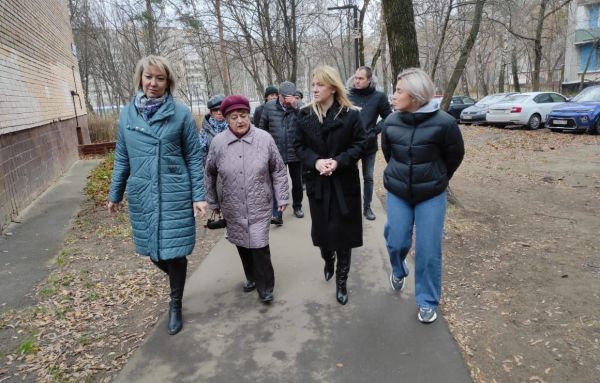 Депутаты вместе с жителями проверили благоустройство микрорайона Чкаловский
