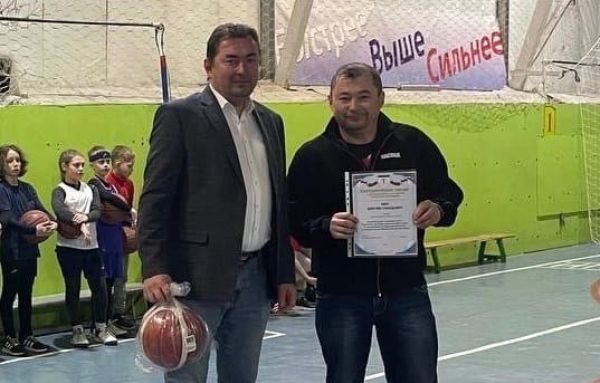 Депутат Павел Жуков вручил баскетбольные мячи команде 