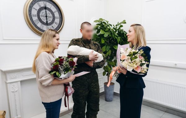 Председатель Совета депутатов Мария Тарасова поздравила с рождением дочери семью мобилизованного