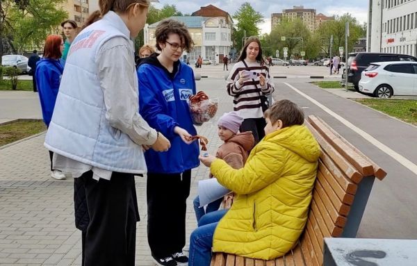 В городском округе Щёлково продолжается акция по раздаче георгиевской ленточки